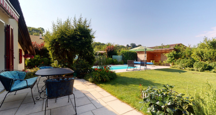 En exclusivité Belle villa avec piscine dans un écrin de verdure image 4