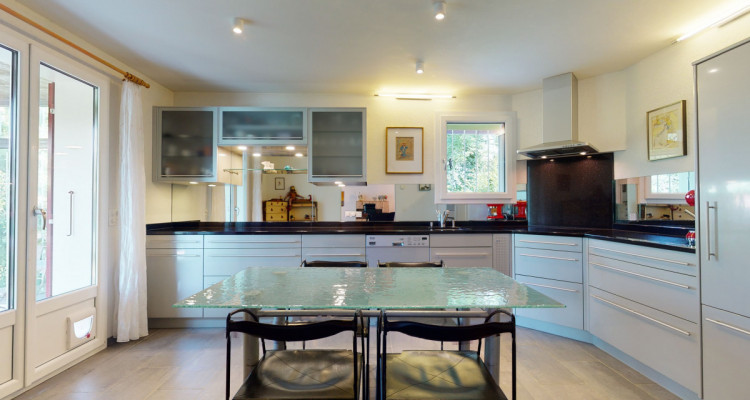 En exclusivité Belle villa avec piscine dans un écrin de verdure image 7