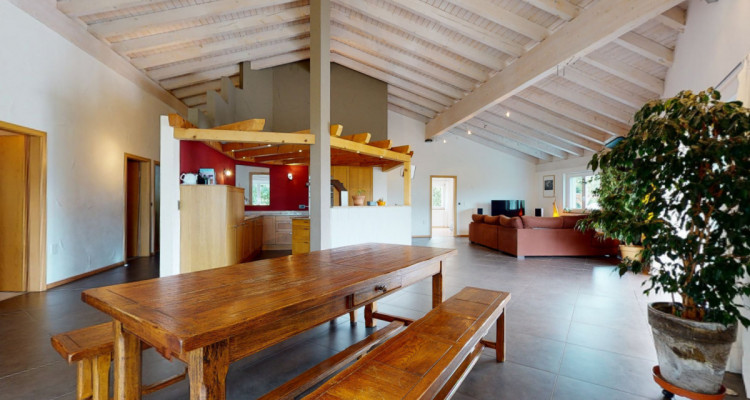 Maison familiale avec terrasse et jardin image 2