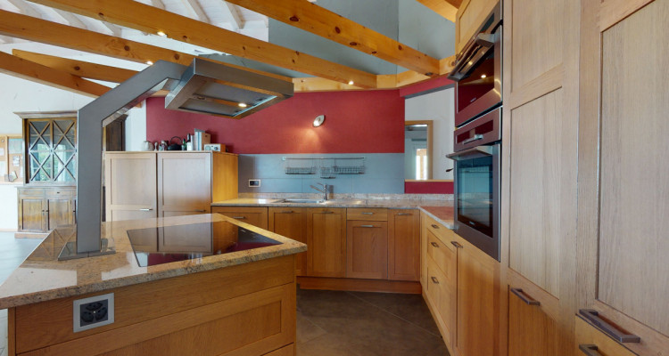 Maison familiale avec terrasse et jardin image 3