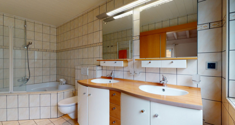 Maison familiale avec terrasse et jardin image 7