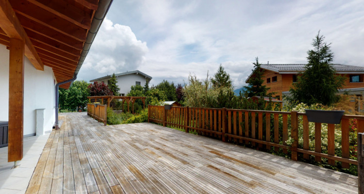 Maison familiale avec terrasse et jardin image 9
