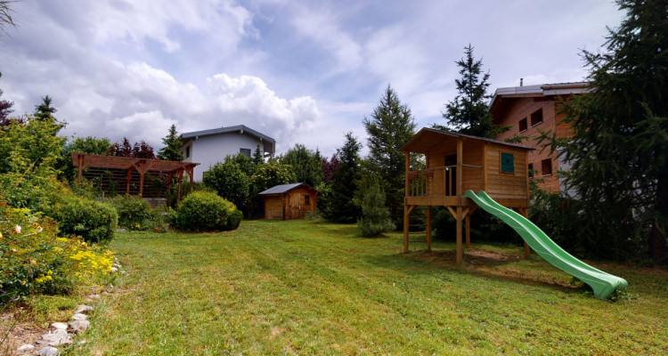 Maison familiale avec terrasse et jardin image 10