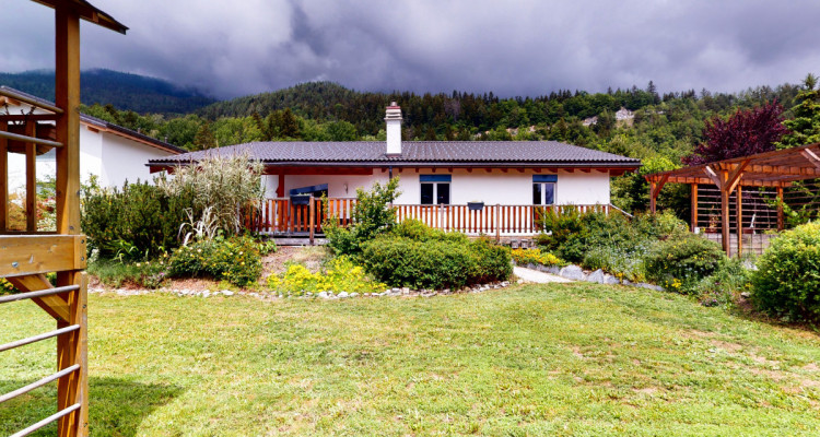 Maison familiale avec terrasse et jardin image 11