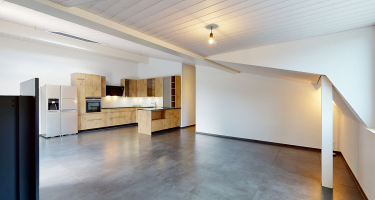 Neuwertige charmante Dachwohnung -  gehobener Ausbau, grosse Terrasse image 1