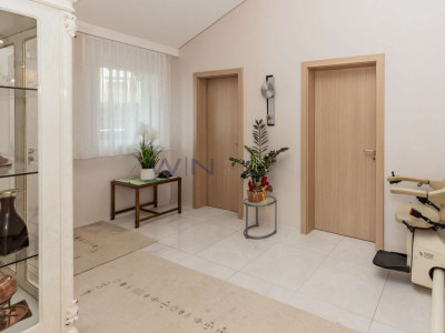 Eleganz trifft Funktion ? grosszügiges Zuhause mit Konzept image 7