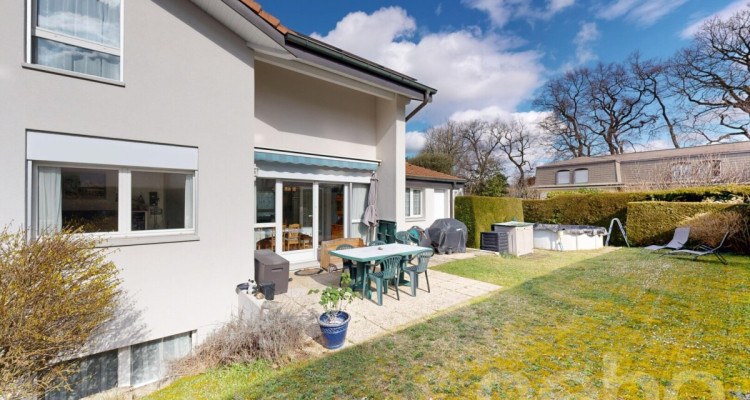 Charmante maison avec piscine et panneaux solaires à Cologny image 5