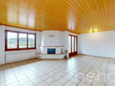 Helle 4.5-Zi.-Wohnung mit Aussicht, Cheminée und zwei Parkplätzen image 1