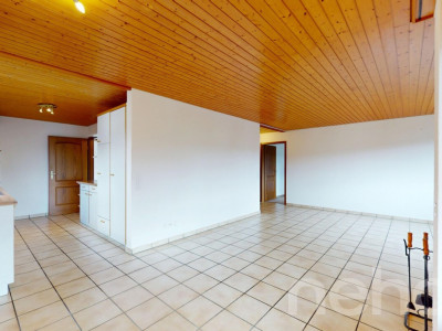 Helle 4.5-Zi.-Wohnung mit Aussicht, Cheminée und zwei Parkplätzen image 2