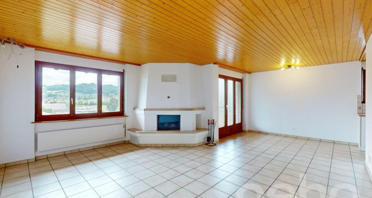 Helle 4.5-Zi.-Wohnung mit Aussicht, Cheminée und zwei Parkplätzen image 1