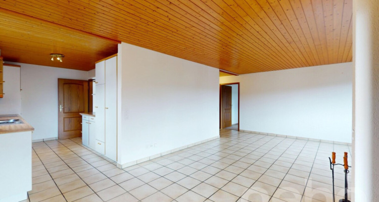 Helle 4.5-Zi.-Wohnung mit Aussicht, Cheminée und zwei Parkplätzen image 2