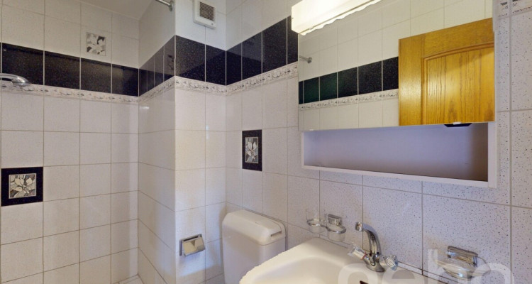 Helle 4.5-Zi.-Wohnung mit Aussicht, Cheminée und zwei Parkplätzen image 10