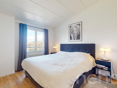 Duplex en attique lumineux et rénové avec cachet image 9