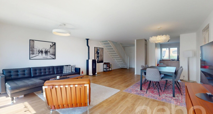 Duplex en attique lumineux et rénové avec cachet image 2