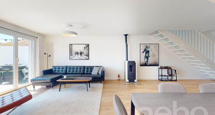 Duplex en attique lumineux et rénové avec cachet image 3