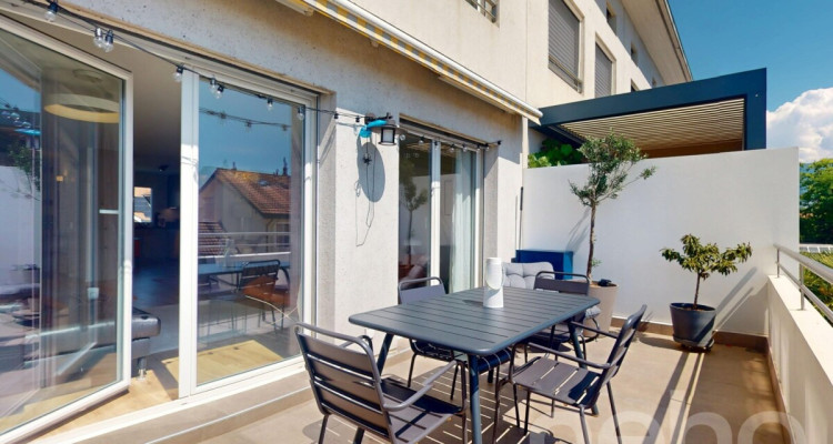 Duplex en attique lumineux et rénové avec cachet image 4