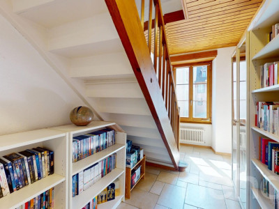 Maison mitoyenne de charme rénovée avec cour au c?ur de Colombier image 12