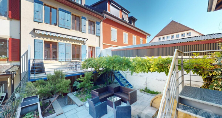 Maison mitoyenne de charme rénovée avec cour au c?ur de Colombier image 1