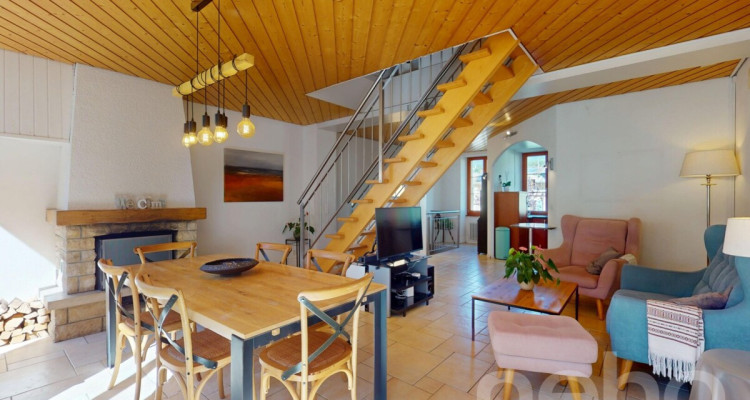 Maison mitoyenne de charme rénovée avec cour au c?ur de Colombier image 3