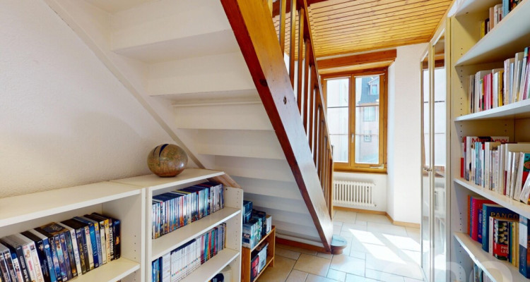 Maison mitoyenne de charme rénovée avec cour au c?ur de Colombier image 12