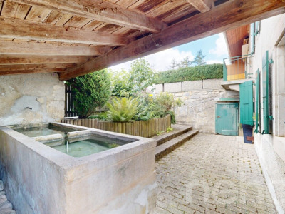 Maison villageoise rénovée avec jardin et fort potentiel image 5