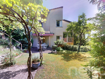 Maison familiale de deux appartements avec grand jardin arboré image 1