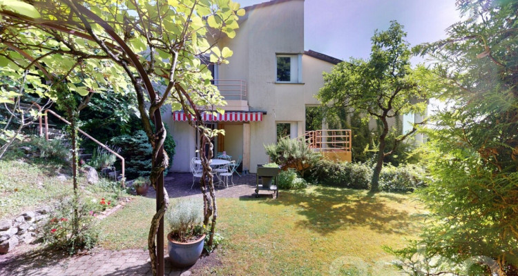 Maison familiale de deux appartements avec grand jardin arboré image 1