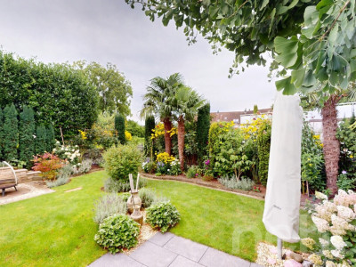 Einzigartige Gartenwohnung mit Aussenpool image 1