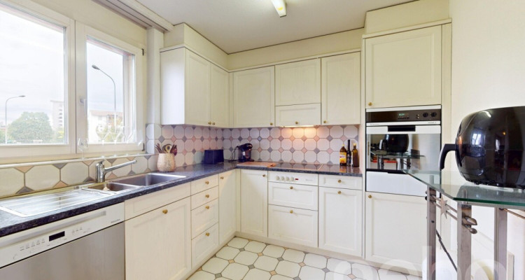 Wohngenuss mit Stil - 4.5-Zimmerwohnung mit Kamin, Terrasse & Loggia image 4