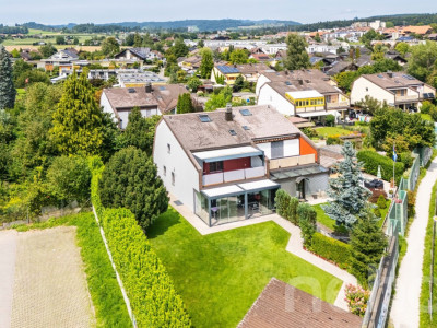 Moderne Doppelhaushälfte mit grossem Umschwung image 3