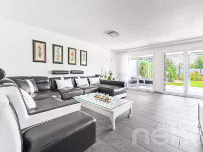 Moderne Doppelhaushälfte mit grossem Umschwung image 1