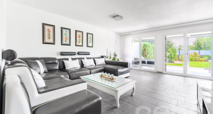 Moderne Doppelhaushälfte mit grossem Umschwung image 1