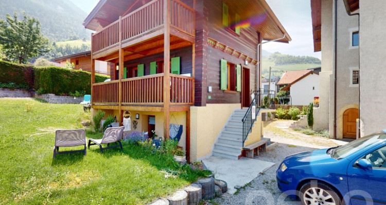 Exclusif: Chalet rénové au centre du village avec 3.5 pièces et studio image 2