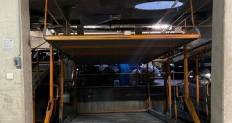 Places de parc intérieures sur lift au centre-ville de Sierre image 1