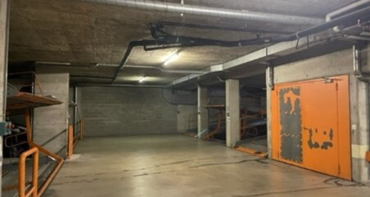 Places de parc intérieures sur lift au centre-ville de Sierre image 2