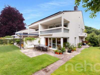 Stilvolles, renoviertes Doppel-EFH mit pflegeleichtem Garten image 1