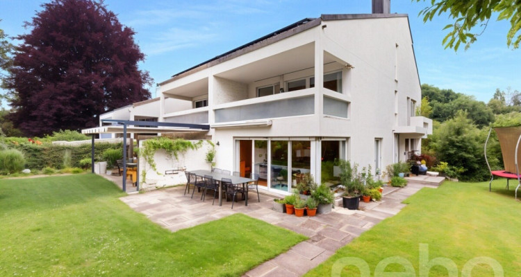 Stilvolles, renoviertes Doppel-EFH mit pflegeleichtem Garten image 1