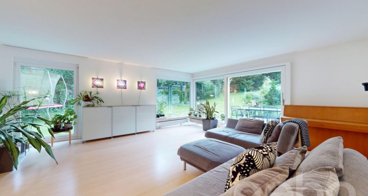 Stilvolles, renoviertes Doppel-EFH mit pflegeleichtem Garten image 4