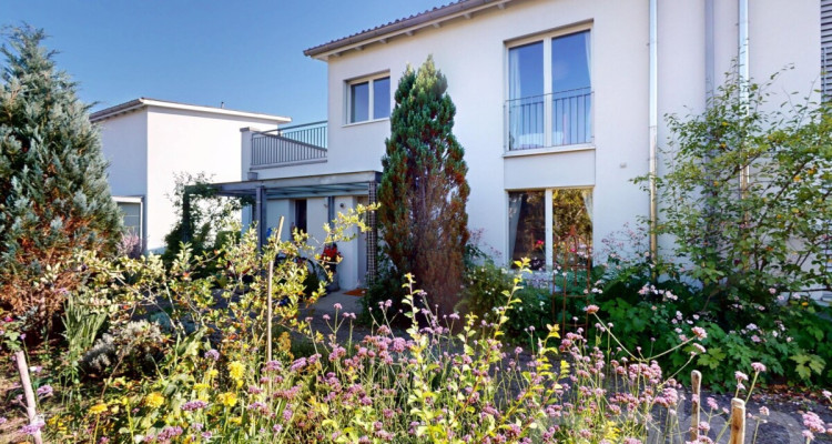 Charmante Doppelhaushälfte in freundlichem Quartier sucht neue Familie image 1