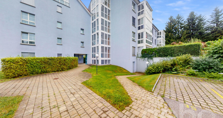 Charmante 3.5-Zimmer-Wohnung mit Wintergarten & Cheminée in Wittenbach image 1