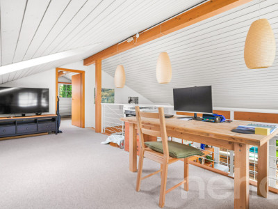 Lichtdurchflutetes Zuhause mit Galerie, Schwedenofen und Gartenidylle image 3