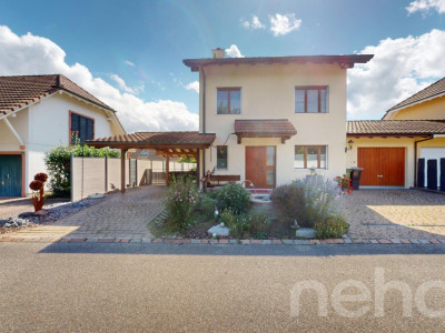 Lichtdurchflutetes Einfamilienhaus mit Garten und Cheminée in Wallbach image 1