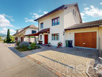 Lichtdurchflutetes Einfamilienhaus mit Garten und Cheminée in Wallbach image 2