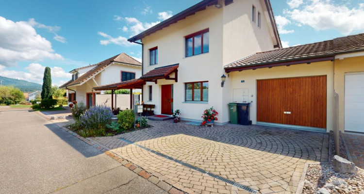 Lichtdurchflutetes Einfamilienhaus mit Garten und Cheminée in Wallbach image 2