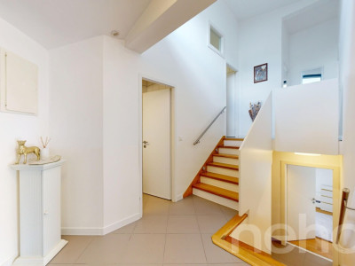 Villa rénovée avec goût, jardin, piscine et superbes volumes image 11