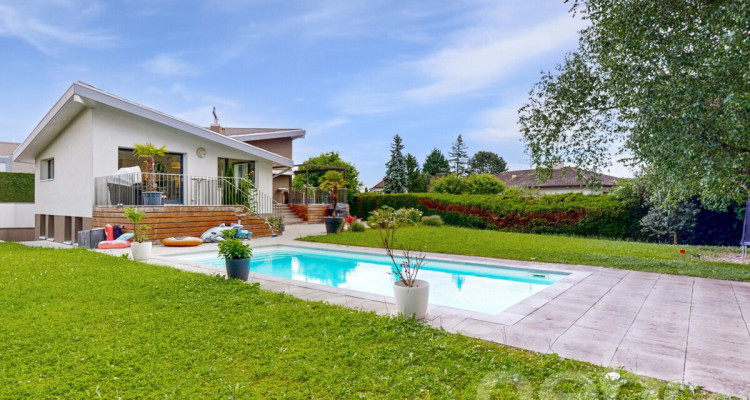 Villa rénovée avec goût, jardin, piscine et superbes volumes image 2