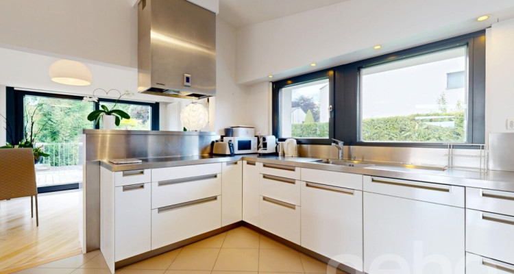 Villa rénovée avec goût, jardin, piscine et superbes volumes image 10