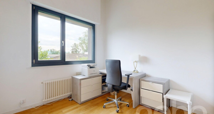 Villa rénovée avec goût, jardin, piscine et superbes volumes image 12