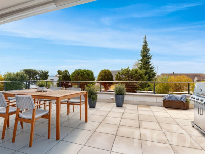 Appartement-terrasse lumineux et élégant avec vue à Gampelen image 2