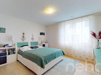 Appartement-terrasse lumineux et élégant avec vue à Gampelen image 3